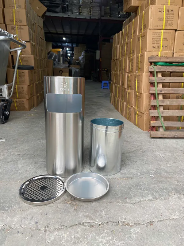 Thùng rác inox tròn có gạt tàn
