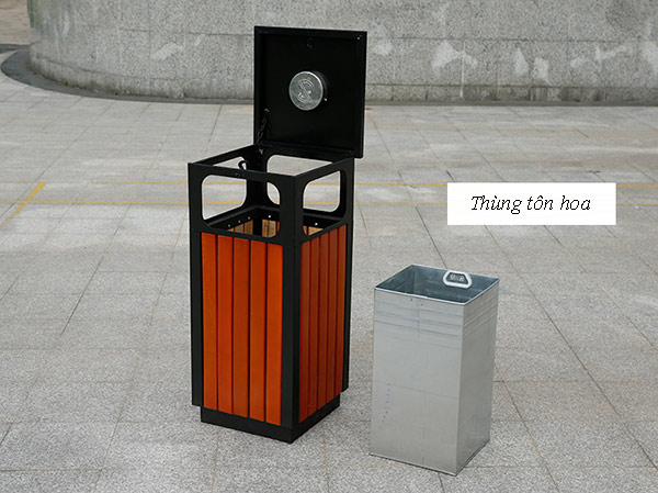 Thùng rác gỗ vuông ngoài trời có gạt tàn
