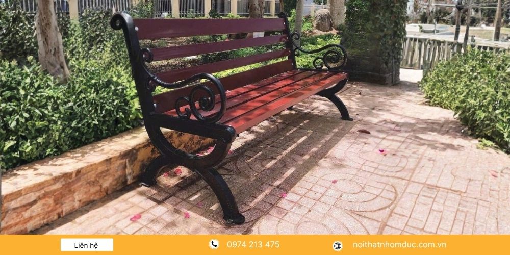 Ghế công viên sân vườn GCV-4 được đặt tại khuôn viên đô thị